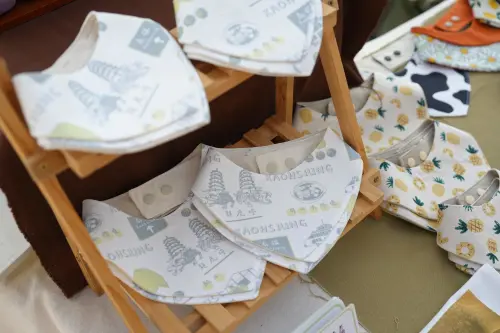 ▲ 青創品牌「22ただ手作」為「城市嶼浪」推出印象高雄城市限定寵物領巾，可愛造型吸引民眾選購。（圖／高市府青年局）