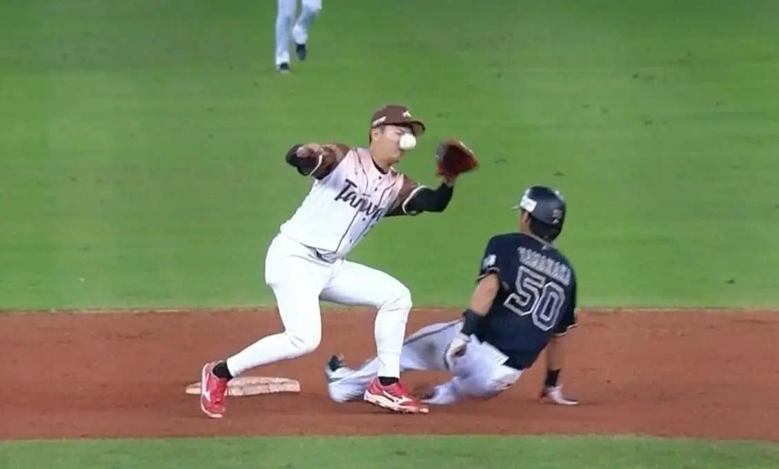 影／劉俊緯臉部遭球擊中！當場血流不止 冬盟首日就出現驚險畫面