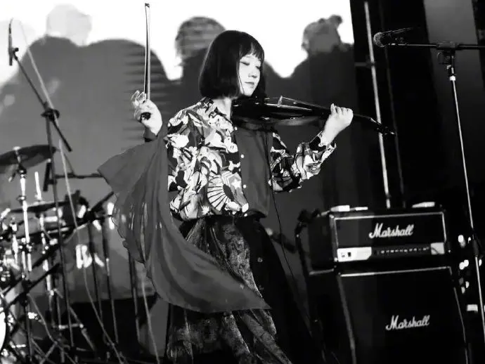 樂迷悲慟！遭電動座椅架「擠壓斷肋骨」中國樂隊女主唱去世