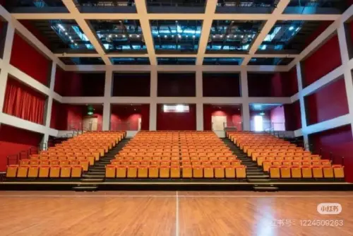 ▲中國樂團「普通搖滾樂隊」女主唱「阿珍」解惠鈞，9日工作過程中遭電動座椅架壓斷肋骨，送醫搶救後不治身亡。圖為發生事故的杭州嘉興536藝術空間。（圖／翻攝自微博）