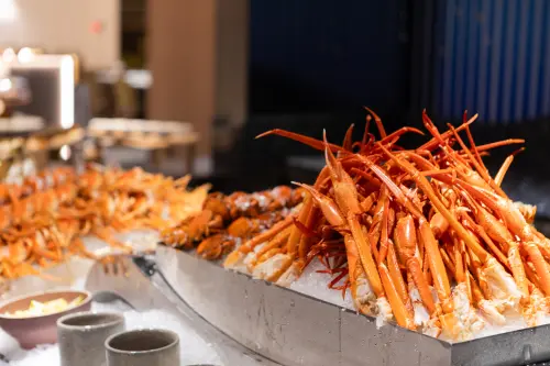 ▲島語的松葉蟹腳人氣高，兩店每個月約被吃掉9噸。（圖／漢來美食提供）