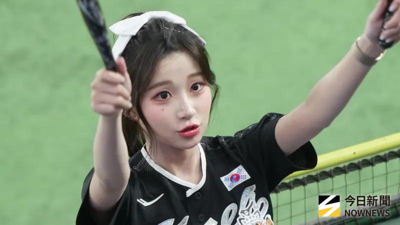 ▲韓國啦啦隊4大女神李珠珢（如圖）、車榮玹、崔洪邏、姜秀京組成「國家級應援團」，於東京巨蛋為韓日交流賽助陣，從傳奇隊長到新生代代表，韓國啦啦隊以顏值、專業與文化力成為比賽之外的最強亮點。（圖／記者張一笙攝）