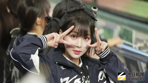 ▲車榮玹今年5月前往臺北大巨蛋與味全龍啦啦隊Dragon Beauties小龍女交流應援，令不少球迷、粉絲印象深刻。（圖／記者張一笙攝）