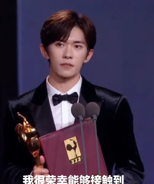 ▲中國金雞獎頒獎！易烊千璽成最年輕影帝（圖／微博＠人民日報）