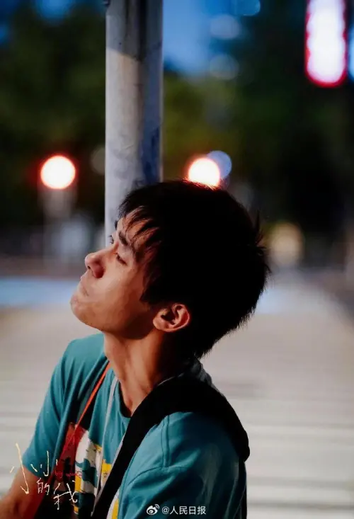 ▲易烊千璽是呼聲最高影帝　演活腦麻少年辛酸《小小的我》（圖／微博＠人民日報）