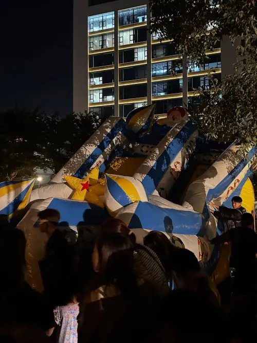 ▲立委廖偉翔昨晚辦親子活動，充氣城堡突然斷電洩氣，眾人忙著搶救孩子。（圖／翻攝ni3222222Threads，2025.11.16）