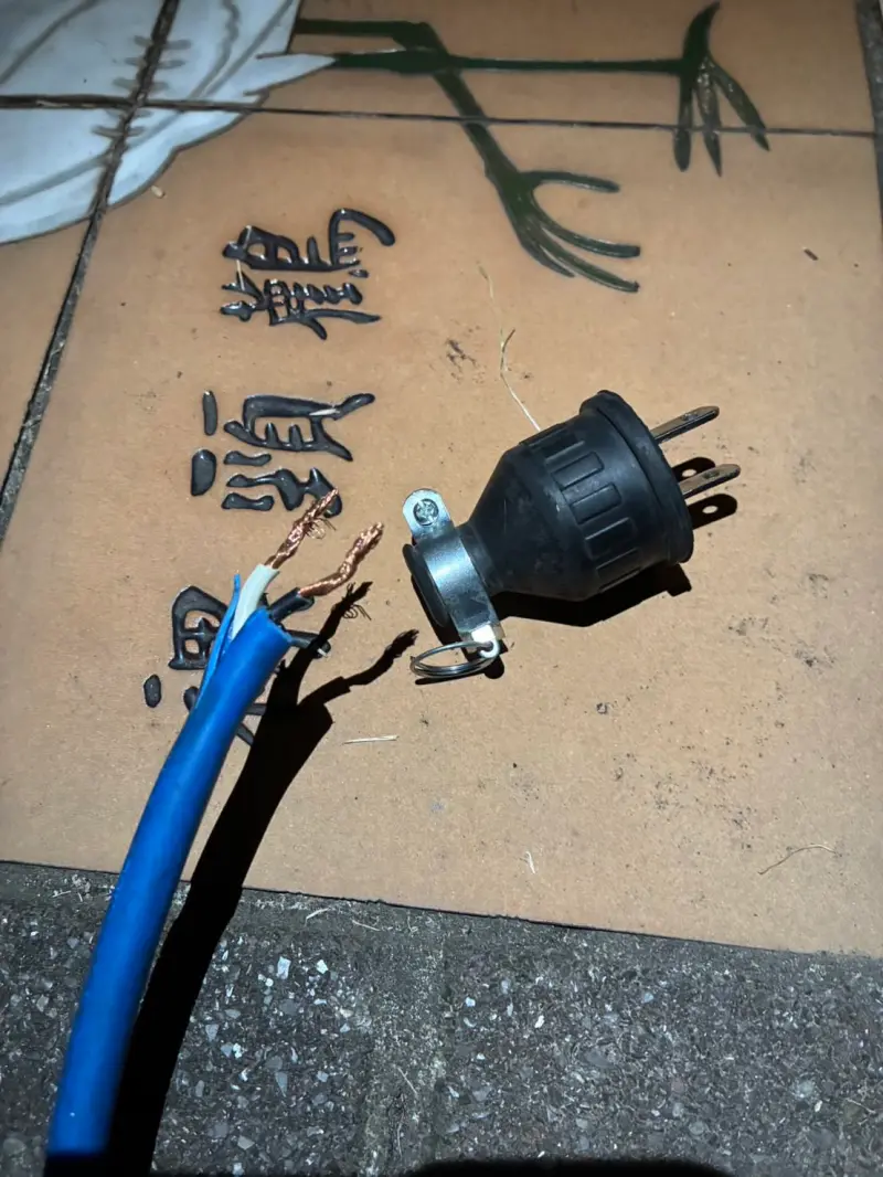 ▲廠商表示係電線被外力扯斷、插頭直接斷裂。(圖/翻攝ni3222222Threads,2025.11.16)