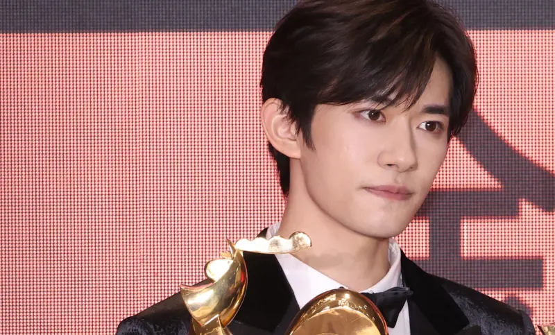 ▲易烊千璽昨晚在中國金雞獎上奪得最佳男主角獎，成為金雞獎歷屆最年輕影帝，他在電影《小小的我》中飾演一名腦麻少年，演技賺人熱淚。（圖／微博＠易烊千璽JacksonYee工作室）