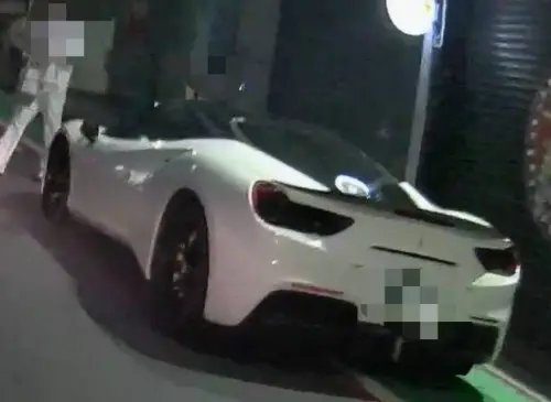 ▲網紅孫炫東8日清晨在台北東區酒駕，警方多次勸阻仍執意開價值1480萬法拉利上路，且一度逆向，被攔查酒測值0.87mg/L，當場遭逮並扣車、扣牌。（圖／翻攝畫面）