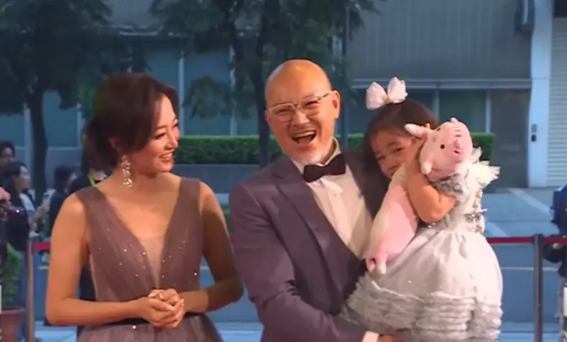 走鐘獎／趙小僑女兒典典寶寶紅毯嚇哭「倒退嚕」！劉亮佐抱緊救場