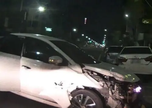 ▲嘉義興業西路16日清晨發生車禍，一輛自小客疑失控撞上路邊停車，車頭幾乎要全毀。（圖／翻攝畫面）