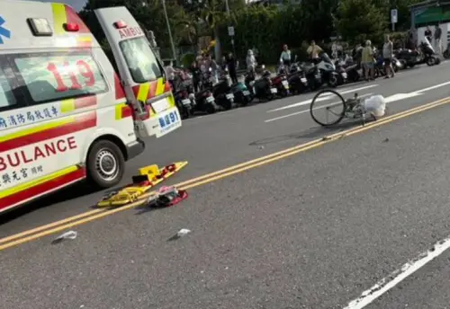 新北市新店民族路發生機車與腳踏車碰撞事故，22歲徐男倒地後仍清醒、自行報警並就醫，不料在急診突然昏迷，因頭部重創搶救無效身亡。（圖／翻攝畫面）