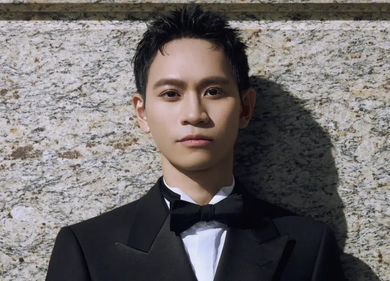 ▲Andy老師（如圖）鬧翻家寧後翻身，拿下走鐘獎年度個人創作者獎，他穿著黑色高訂西裝哽咽致詞，贏得滿堂彩。（圖／＠andy1994x IG）