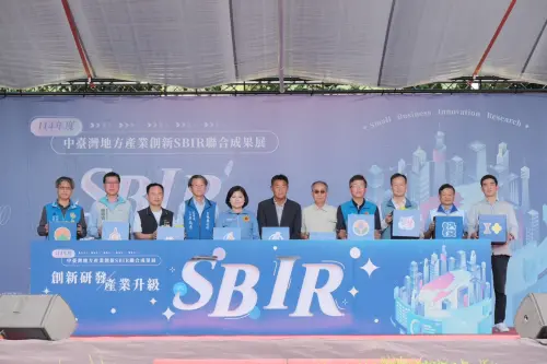 ▲新竹縣產業發展處副處長姜禮仙（左二）出席中台灣地方產業創新SBIR成果展，與嘉賓一同合影。（圖／縣府提供）