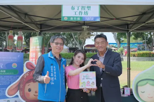 ▲亮點廠商-布丁捏塑工作坊與經濟部中小及新創企業署署長、新竹縣產業發展處副處長合影。（圖／縣府提供）