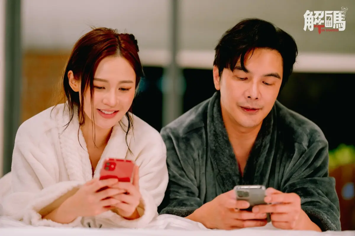 ▲馬來西亞演員謝佳見（右），在拍攝《解碼》時拒絕用替身，在濕滑山坡上失足慘用屁股滑行下山，金馬攝影師陳志軒也冒死緊追，兩人相當敬業。（圖／獨具慧眼文創＆Enjoy TV提供）