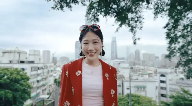 ▲韓國YouTuber金針菇（如圖）來台十年，日前獲得永居許可，為了珍藏這個瞬間，她透過自己的視野拍了一支MV，影片中還合體李雅英、張育成，掀起許多話題。（圖／韓勾ㄟ金針菇 찐쩐꾸 YT）