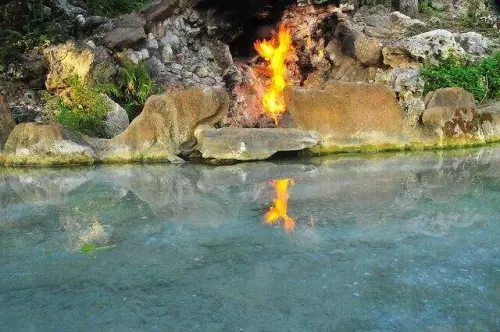 ▲關子嶺風景區內的「水火同源」奇景，因地質構造特殊，崖壁冒出天然氣長年燃燒成火焰。（圖／台南旅遊網）