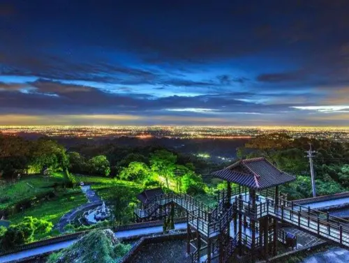 ▲每年冬季，關子嶺火山碧雲寺前視野極佳，上午看雲海、下午看夕陽，到了晚上遙望市區、老街夜景，絕對是人生必看景色。（圖／台南旅遊網）