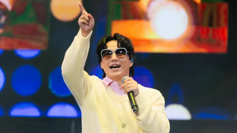 ▲蕭煌奇昨日登上《玖壹壹南北貳路音樂節2025》，大秀脫口秀才華，透露趕場開太快開紅單，名字「蕭煌奇」還被警衛誤聽成「消防局」讓觀眾笑翻。（圖／KKLIVE、混血兒娛樂提供）