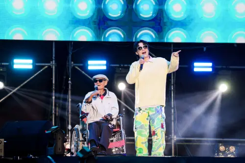 ▲蕭煌奇（右）合體李炳輝（圖／KKLIVE、混血兒娛樂提供）