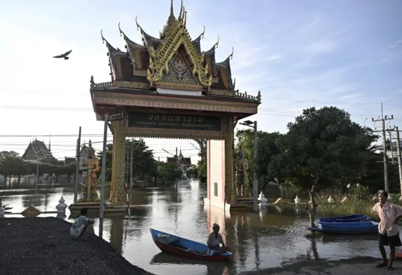 泰國大城府遭洪水圍困逾三個月！古蹟寺廟泡水　逾六萬戶居民苦撐