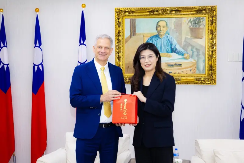 ▲「蒲亭非獨裁」遭歐洲封殺？鄭麗文曬合照「打臉」曝談話細節。（圖／鄭麗文臉書）