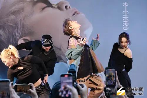 ▲歌手謝和弦（右2）久違地舉辦簽唱會，他表示明年預計會在北、中、南三地開唱。（圖／記者吳翊緁攝影）