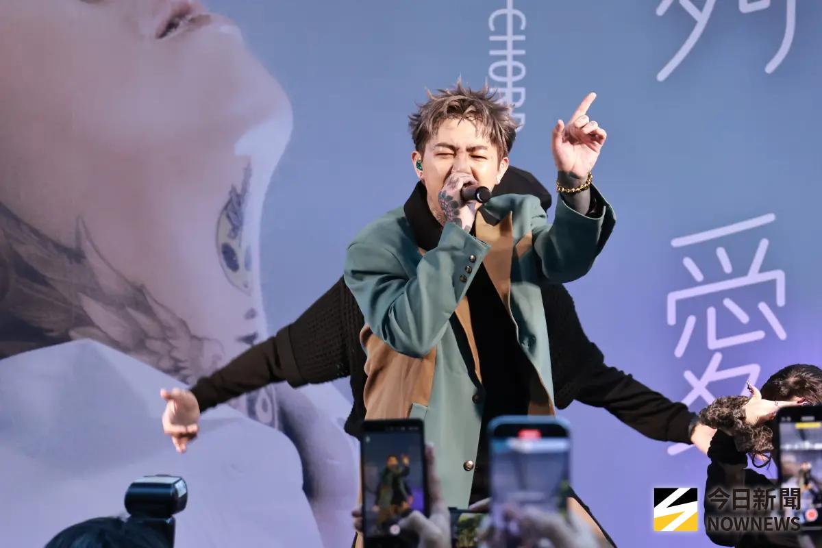 ▲謝和弦（右）今（16）日下午在新北新莊宏匯廣場舉辦簽唱會，接受媒體訪問時，談到他對粿王戀苦主范姜彥豐的心疼，並表示已經寫好了一首歌要讓他唱，由老婆陳緗妮發出正式邀約，正在等候他的回覆。（圖／記者吳翊緁攝影）