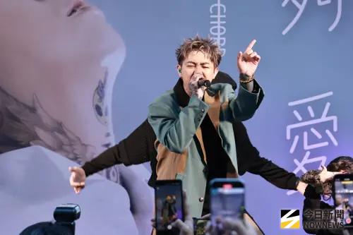 ▲謝和弦（如圖）難得舉辦簽唱會，回到音樂領域的他，十分投入。面對音樂朋友陳零九、黃明志各自陷入風波，他也表達關切和祝福。（圖／記者吳翊緁攝影）