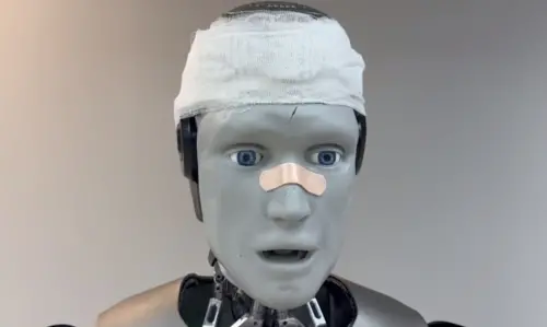 ▲俄羅斯首款AI人形機器人「AIdol」在台上慘摔在地，公司公布它的最新近況自我調侃一番。（圖／翻攝自Telegram）