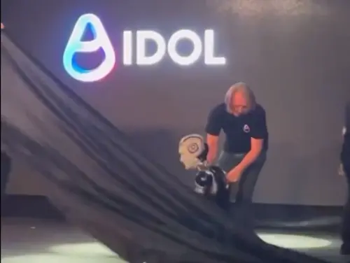 影／放送事故！俄羅斯首款AI機器人台上慘摔被拖走　最新現況曝
