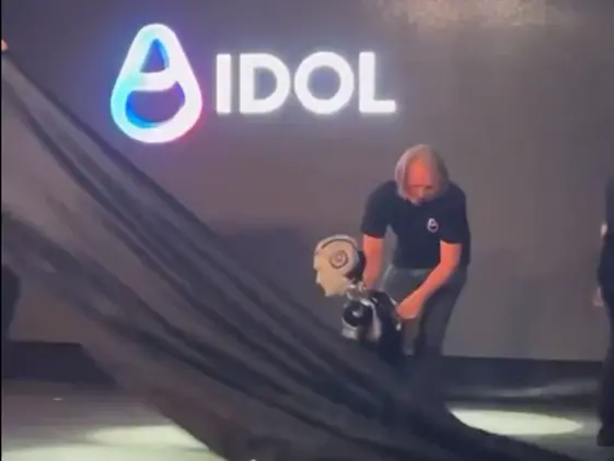 放送事故！俄羅斯首款AI機器人台上慘摔被拖走 最新現況曝