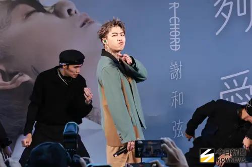 謝和弦全新〈夠愛〉歸來！版權敗訴後首辦簽唱會　百位粉絲力挺
