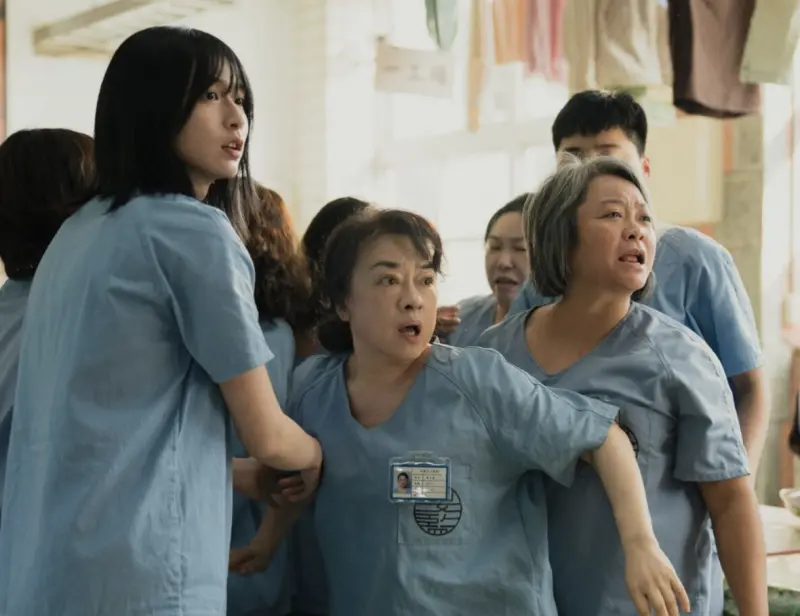 ▲翁倩玉（中）在《陽光女子合唱團》中最後癌逝，但畫面中她的血氧顯示69%，卻沒給氧氣，意外掀起討論。（圖／壹壹喜喜提供）