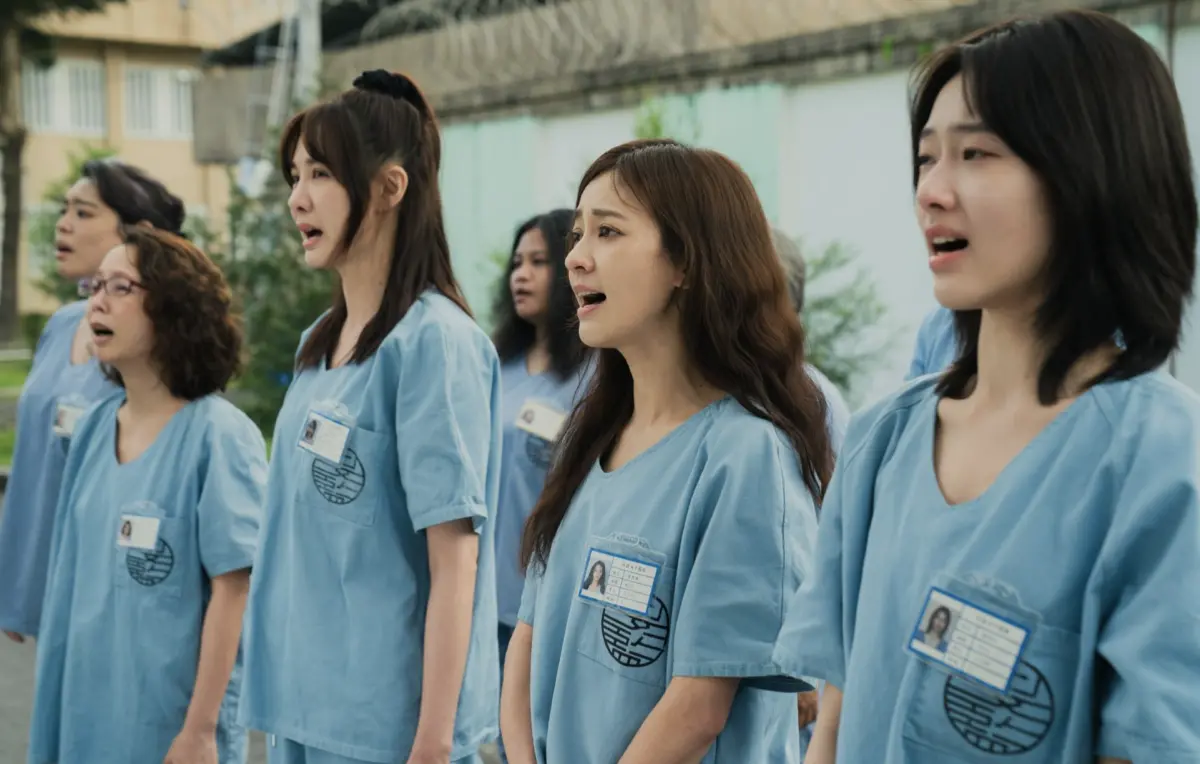 ▲《陽光女子合唱團》的女囚們犯下不同罪行，安心亞（左2）飾演的阿蘭販毒入獄，若是在現在，販賣一級毒品最重恐被判死刑，陳意涵（右2）殺老公刑責也很重。（圖／壹壹喜喜提供）