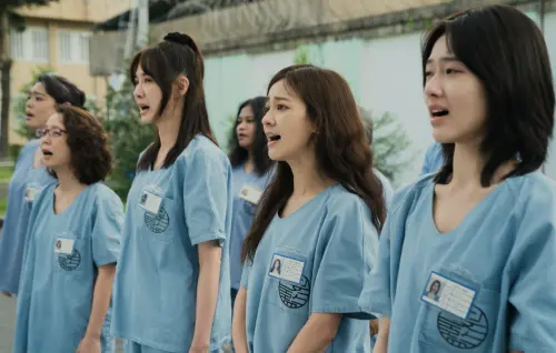 ▲安心亞（左三）在《陽光女子合唱團》與陳意涵（中）等人同台飆戲。（圖／壹壹喜喜提供）