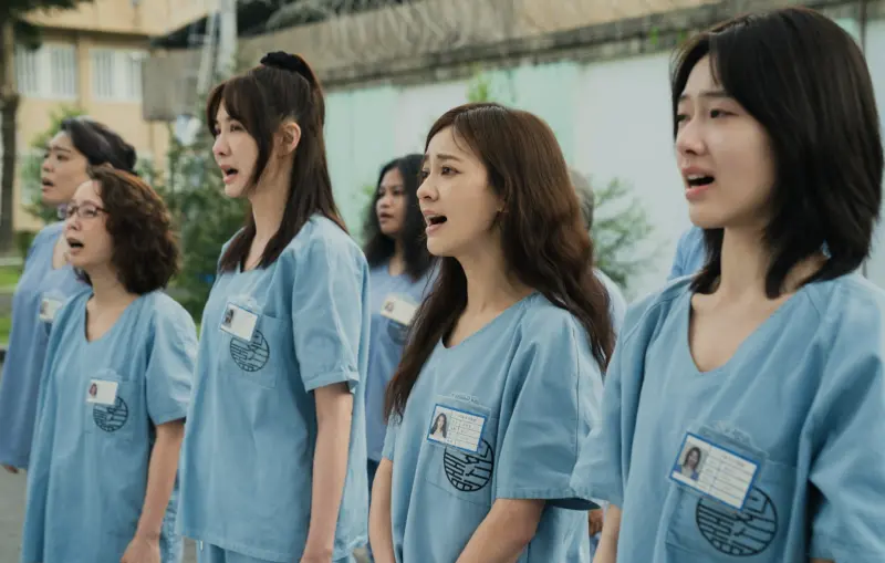 ▲《陽光女子合唱團》的女囚們犯下不同罪行，安心亞（左2）飾演的阿蘭販毒入獄，若是在現在，販賣一級毒品最重恐被判死刑，陳意涵（右2）殺老公刑責也很重。（圖／壹壹喜喜提供）