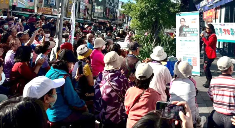 ▲公路局高雄區監理所攜手代言人沈文程進行高齡換照新制宣導活動，以關懷長輩助安全駕駛。(圖／高雄區監理所提供)