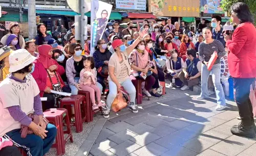 ▲公路局高雄區監理所攜手代言人沈文程進行高齡換照新制宣導活動。(圖／高雄區監理所提供)