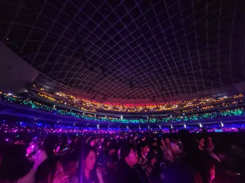 ▲▼粉絲今晚第一個應援是手指燈海，感動銀赫（下圖左一）落淚。（圖／讀者提供）