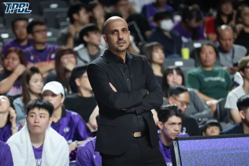 ▲攻城獅總教練威森賽後也透露自己的用兵哲學：「我們教練團都是以球員特質為主，思考怎麼樣幫助團隊發揮。」（圖／TPBL提供）