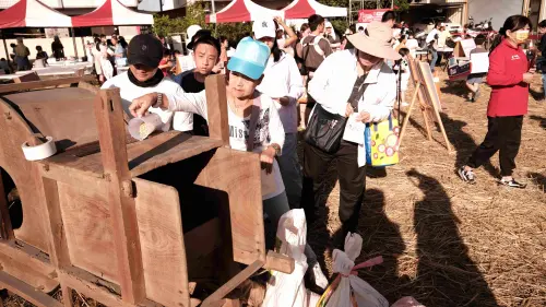 ▲民眾體驗鼓風機碾米，體驗古時農民的辛勤(圖／客委會提供2025.11.16)