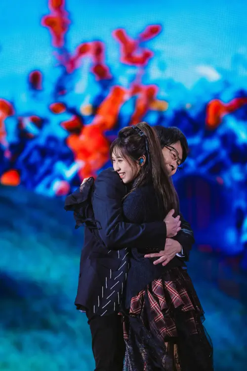 ▲五月天冠佑（左）努力栽培女兒小玫瑰（右）學音樂，現在已能同台演唱。（圖／相信音樂提供）