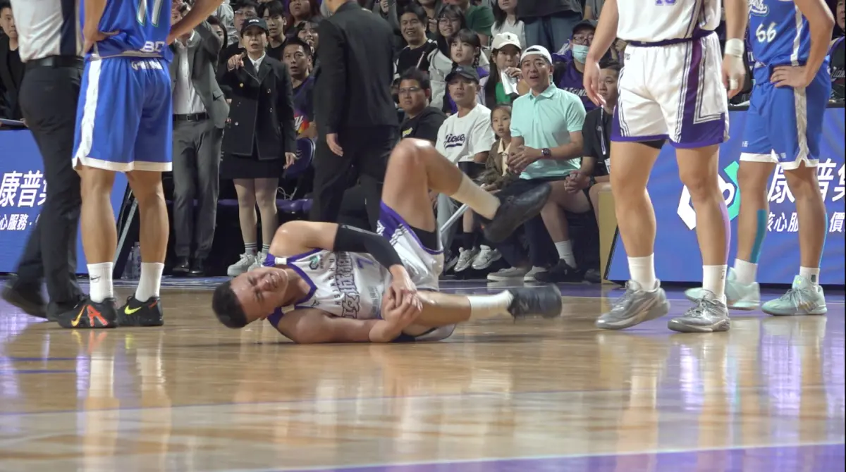 影／曾柏喻抱膝痛苦倒地！賽後親曝最新傷情 高國豪也覺得難過