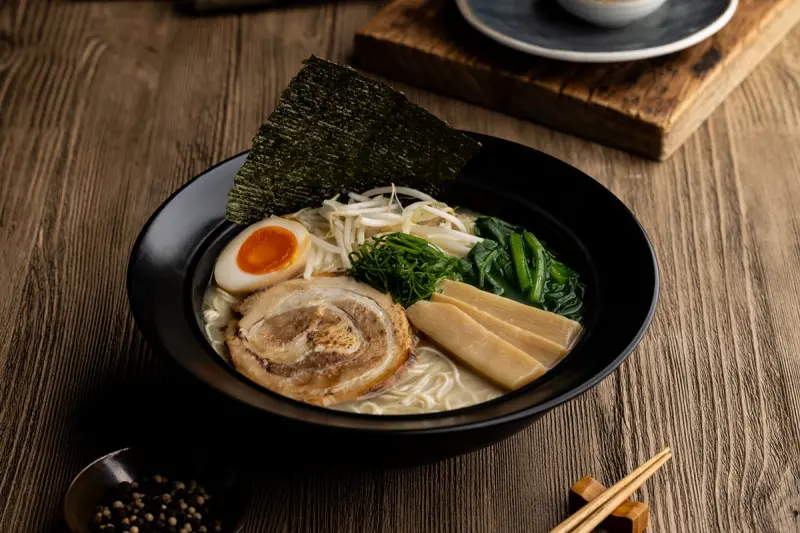 日本拉麵為何都會放一片海苔？店家終於解答　老饕全愣：長知識了