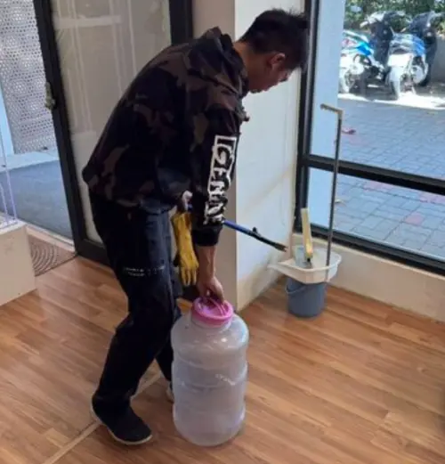 台中龍井一名41歲女子在圖書館外看書時右腳突遭眼鏡蛇咬傷，小蛇隨後鑽入館內引發騷動。捕蛇人員迅速逮獲約30公分長蛇，女子送醫施打血清，狀況穩定、住院觀察中。（圖／翻攝畫面）