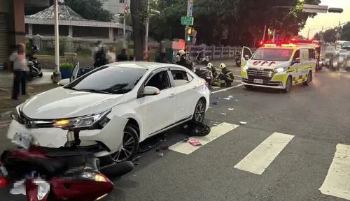 高雄重大車禍！轎車保齡球式衝撞　橫掃待轉區機車、共8人遭殃
