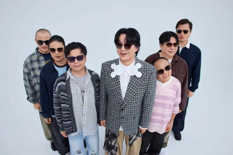 ▲蕭煌奇攜手老友同台開唱，門票在11月17日中午12點開賣。左起為許宗榮、周建宇、王俊傑、蕭煌奇、李斯勇（阿勇）、張林峰（庫洛）、郭謙成（老郭）。（圖／中國民國身心障礙者藝文推廣協會提供）