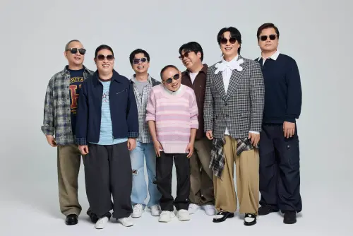 ▲蕭煌奇2025年最後一唱，是攜手和一群老同學同台。左起為許宗榮、周建宇、王俊傑、李斯勇（阿勇）、張林峰（庫洛）、蕭煌奇、郭謙成（老郭）。（圖／中國民國身心障礙者藝文推廣協會提供）